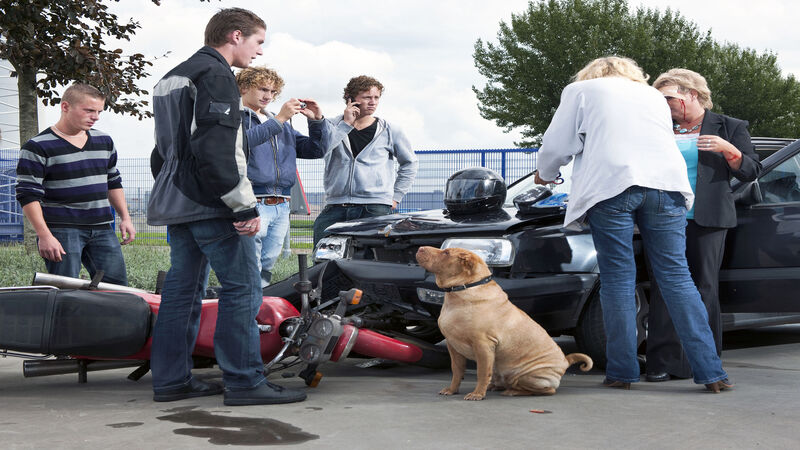 7917367_l-accident_between_a_motorcycle_and_a_car_800x450