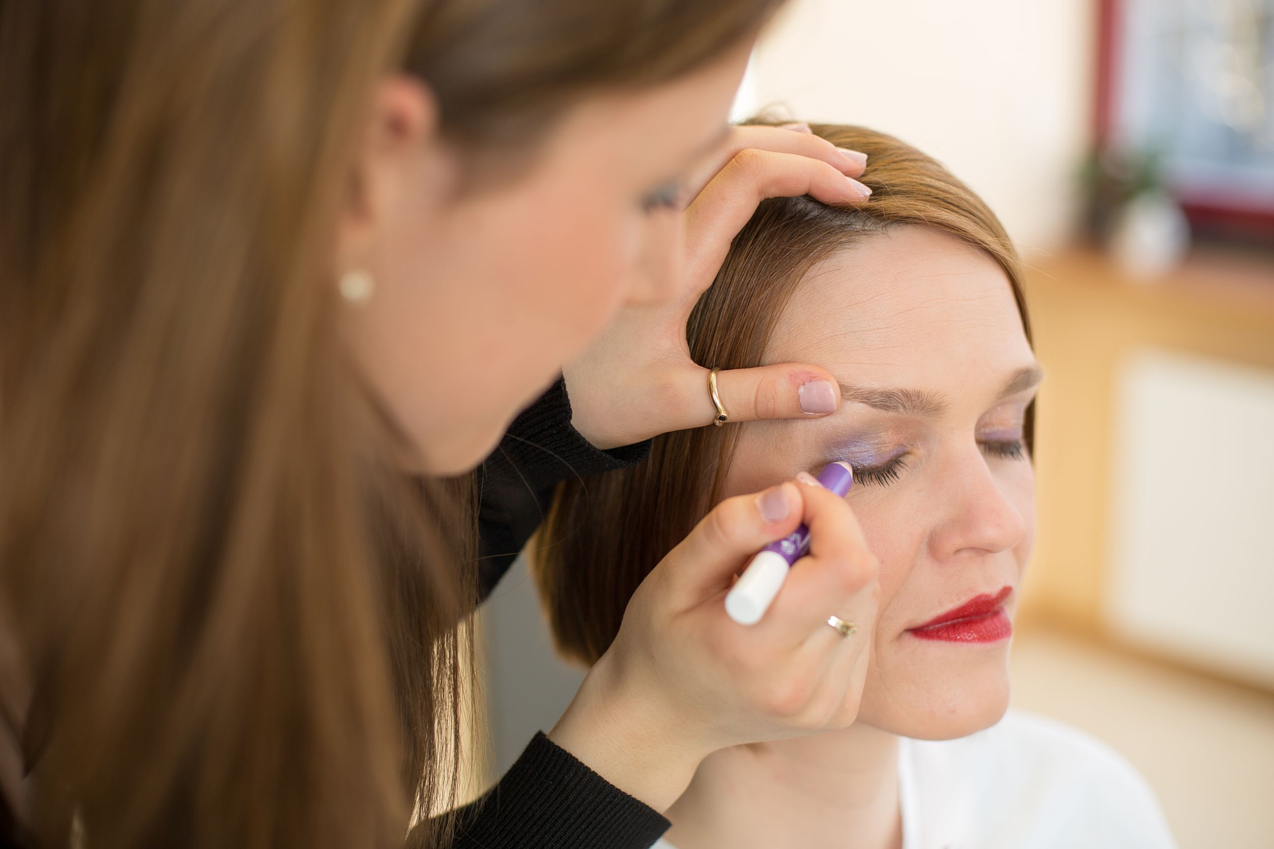 19496429_l-makeup-artist