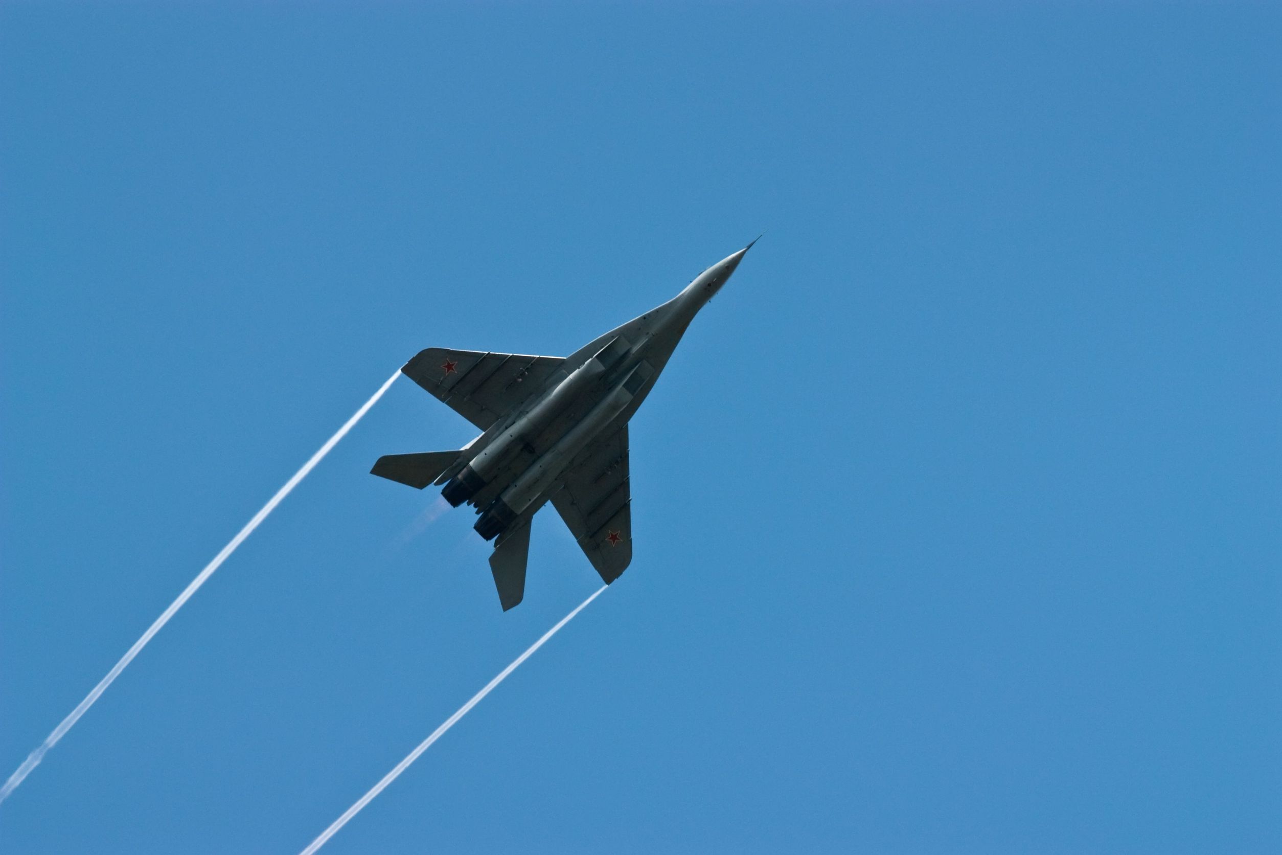 5867597_l-Jet-fighter-in-flight-against-the-dark-blue-sky-