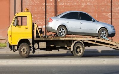 When to Call for Heavy Wrecker Towing: Dealing with Overturned Trucks and Large Loads