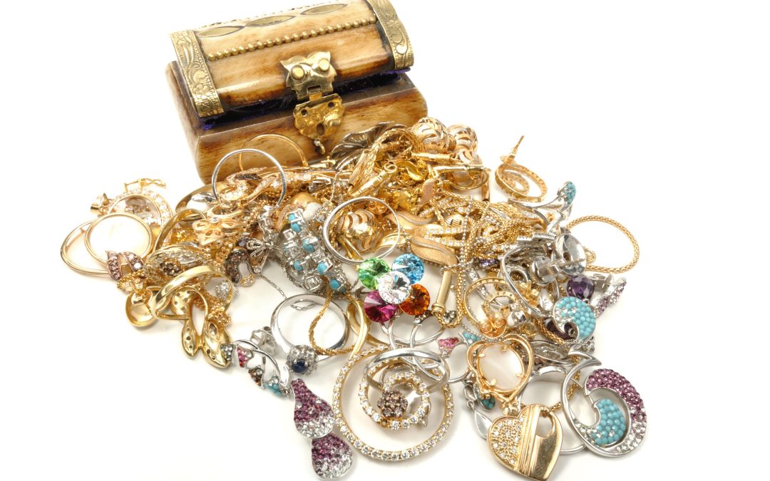The Timeless Appeal of a Vintage Jewelry Piece For Sale in Bethesda, MD, Collectors Seek
